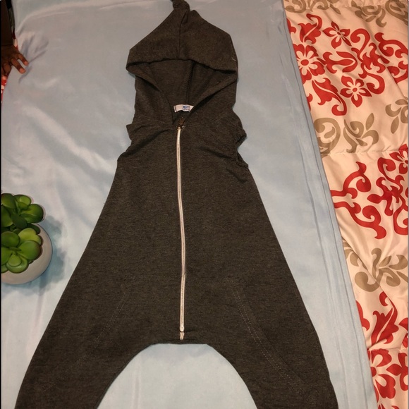 Sleeveless Hooded Toddler Romper - Picture 2 of 5